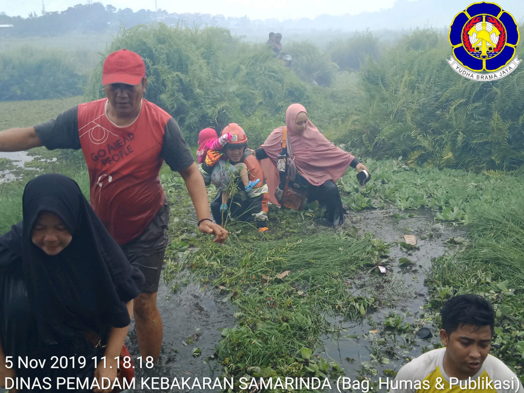 Tim Rescue Disdamkar Kota Samarinda Menyelamatkan Korban Kebakaran