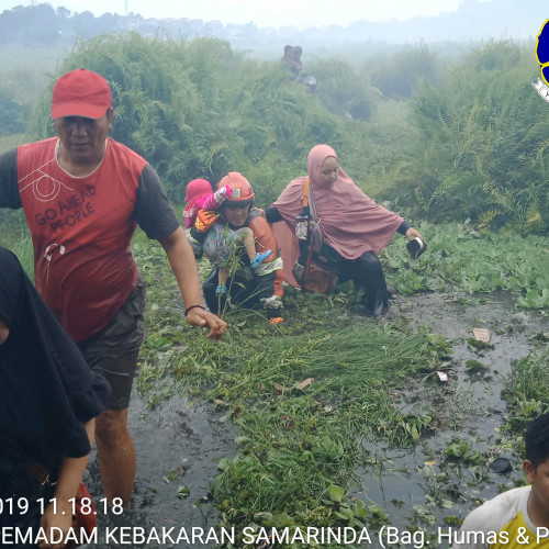 Tim Rescue Disdamkar Kota Samarinda Menyelamatkan Korban Kebakaran