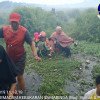 Tim Rescue Disdamkar Kota Samarinda Menyelamatkan Korban Kebakaran