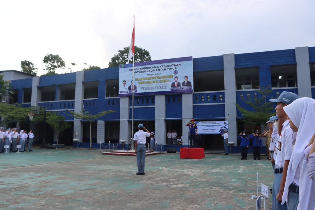 Kadis Damkarmat Pimpin Apel Pagi di SMAN 1 Samarinda