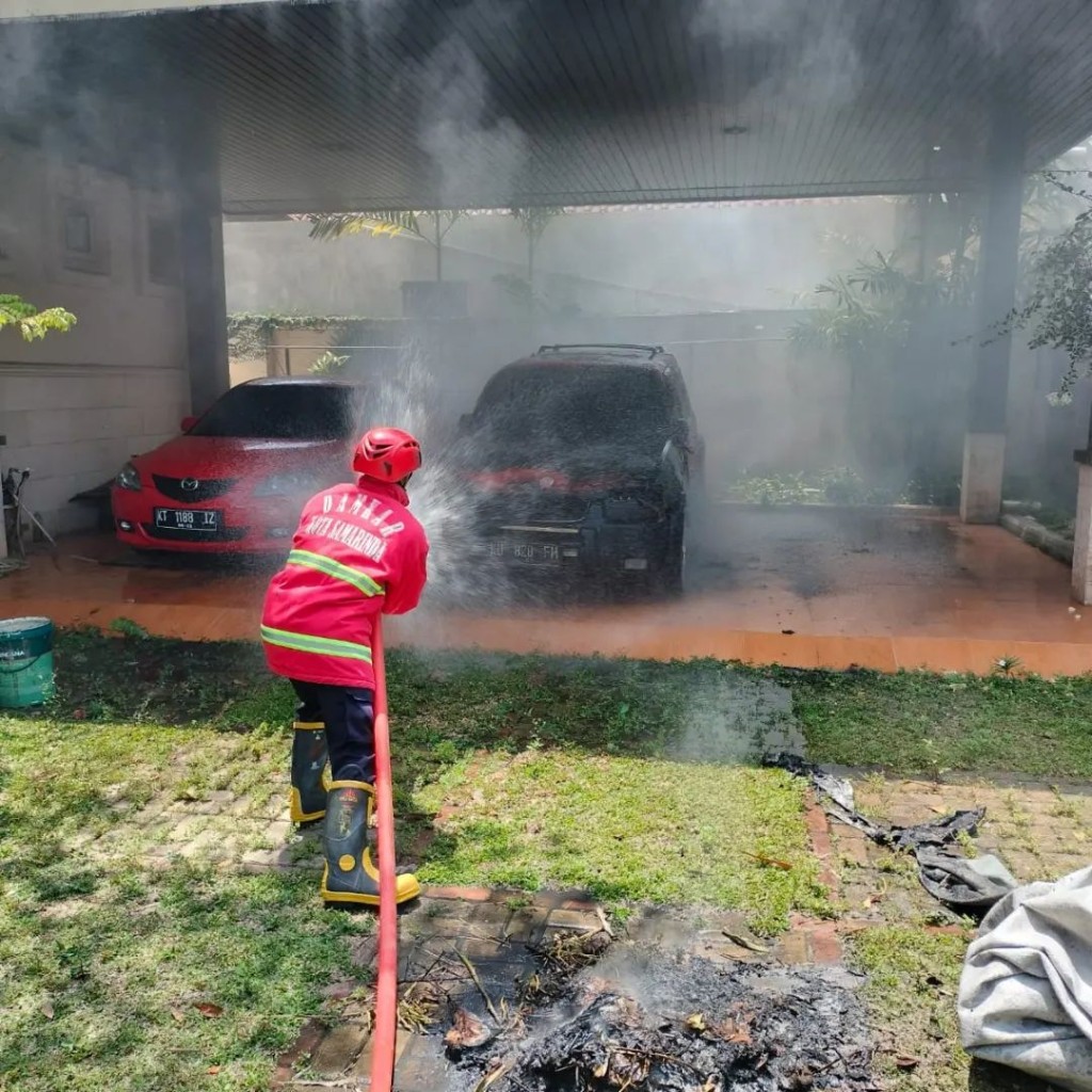 Kebakaran Mobil di Jalan Kedondong