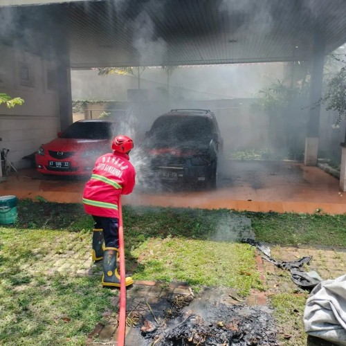 Kebakaran Mobil di Jalan Kedondong