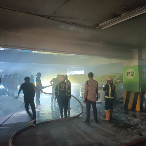 Kebakaran Mobil di Jalan P. Irian