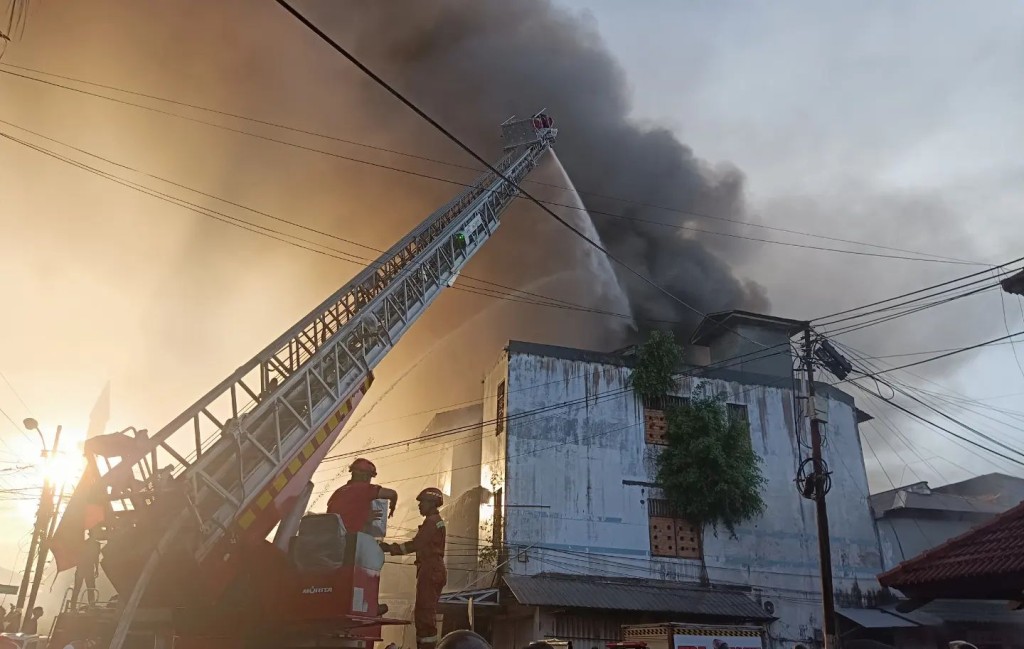 Kebakaran Ruko di Jalan KH. Abdullah Maritsi