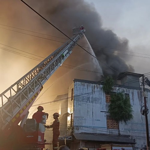 Kebakaran Ruko di Jalan KH. Abdullah Maritsi