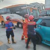 Tim Rescue Disdamkarmat laksanakan evakuasi pengendara yang tidak sadarkan diri