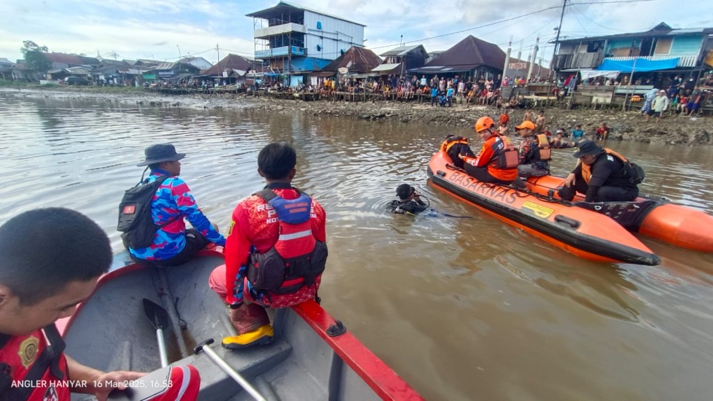 Tim Rescue laksanakan pencarian korban tenggelam di perairan sungai karang mumus