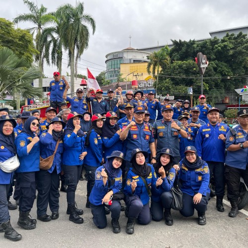 Disdamkarmat berbagi takjil kepada masyarakat