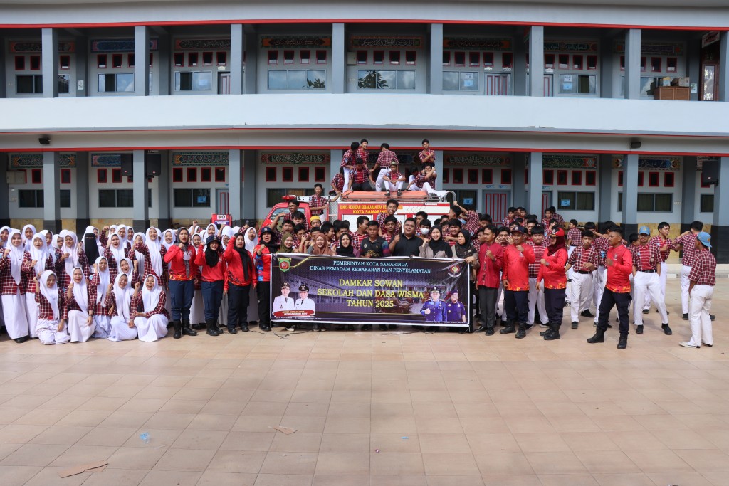 Damkar Sowan Sekolah dan Dasawisma di SMK TI Labbaika Samarinda