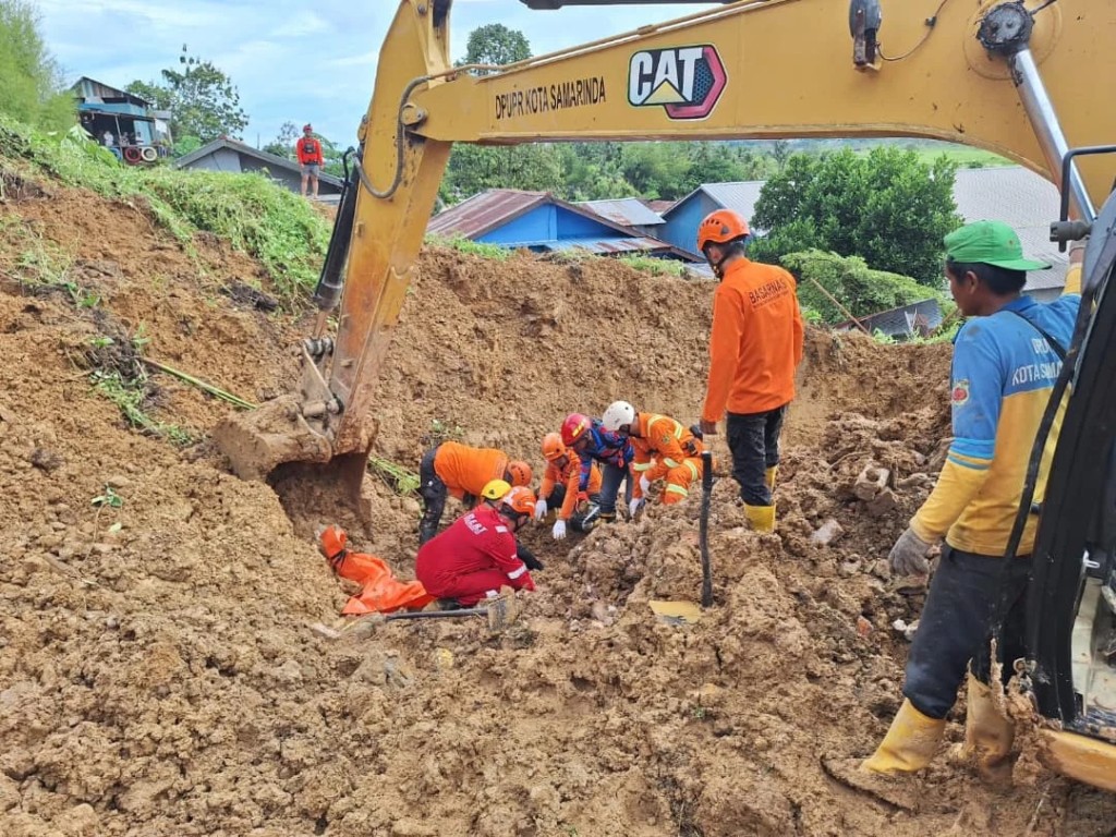 Tim Sar Gabungan evakuasi korban longsor di Jalan Belimau
