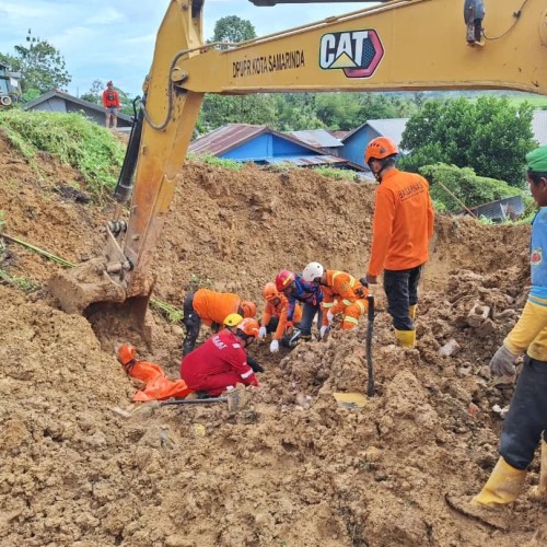Tim Sar Gabungan evakuasi korban longsor di Jalan Belimau