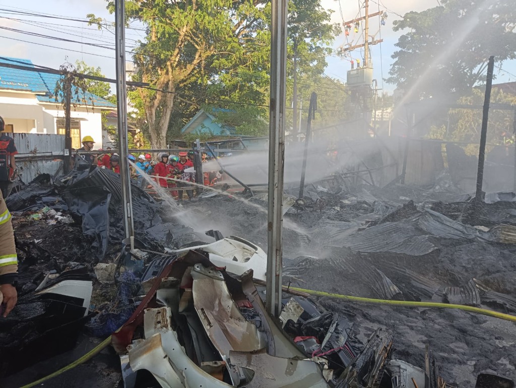 Kebakaran Gudang Suku Cadang Mobil Bekas di Jl. AW Syahranie